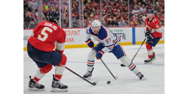 Edmonton Oilers stále zvažují prodloužení smlouvy s Connorem McDavidem Edmonton Oilers stále zvažují prodloužení smlouvy s Connorem McDavidem